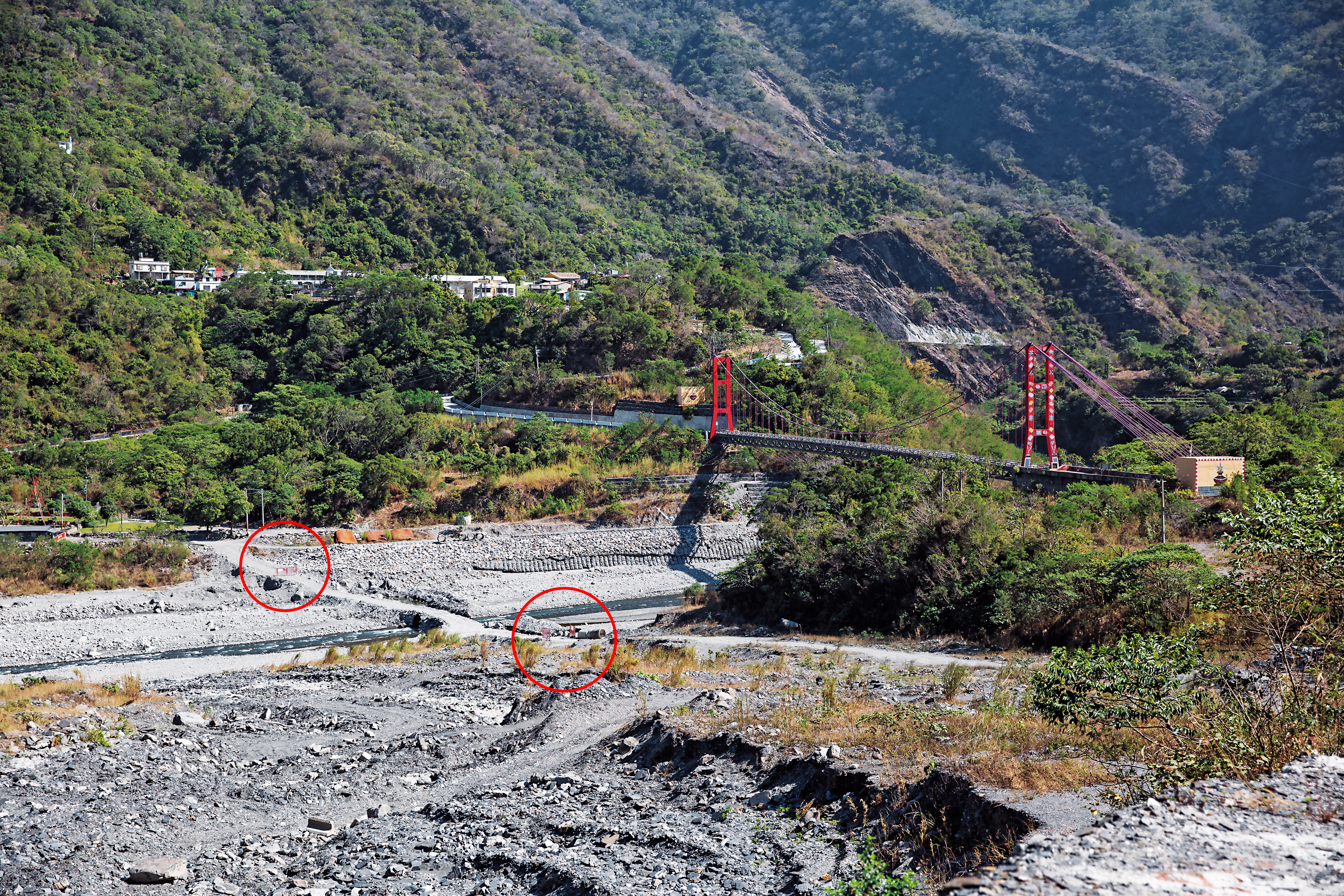 霧台鄉公所在隘寮北溪築起便道長堤，外地吉普車被迫只能選擇部落唯一入口進入哈尤溪。