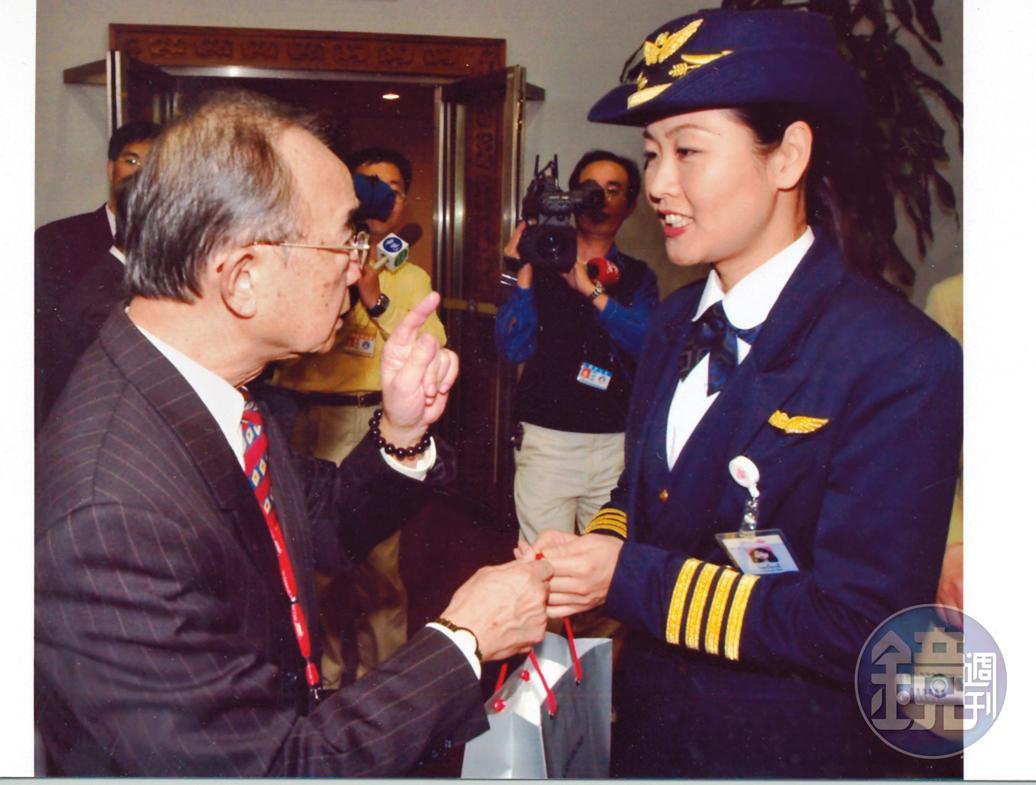 陳蓓蓓（右）專業能力受肯定，曾任2003年上海首航正駕駛。左為時任華航董事長李雲寧。（陳蓓蓓提供）