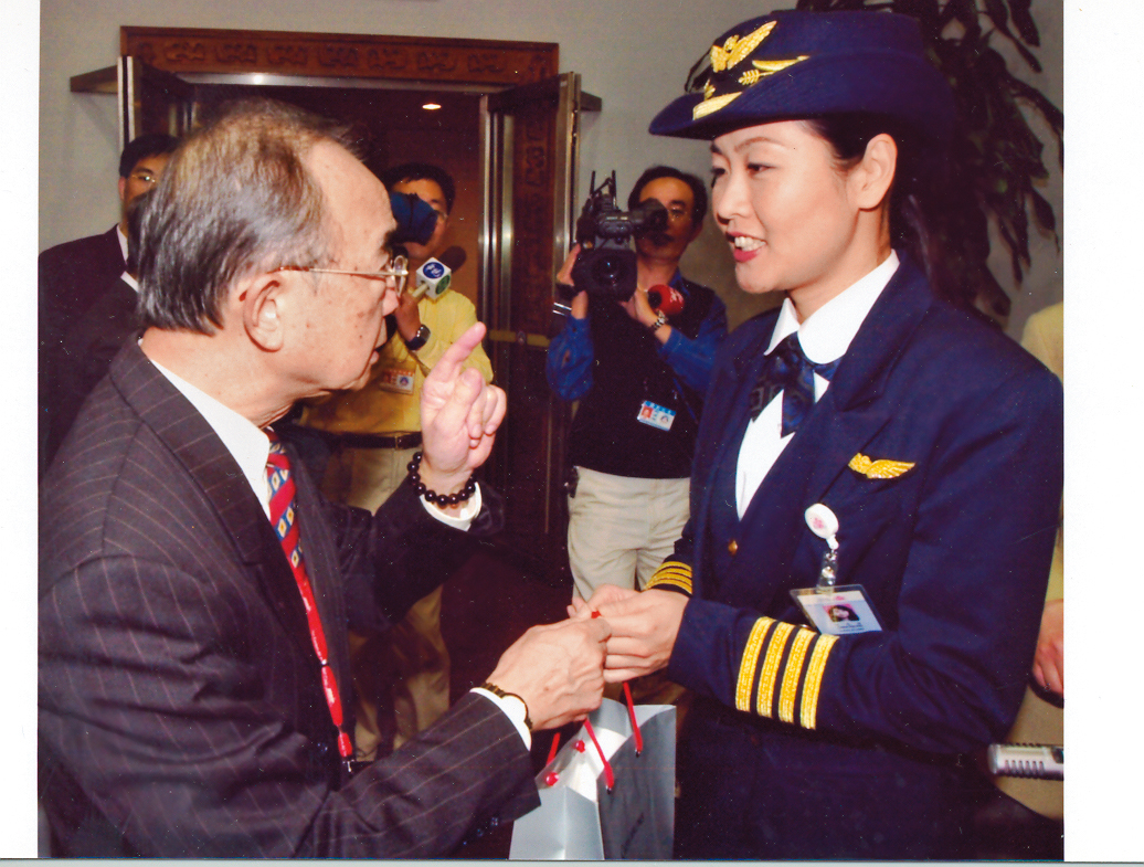 陳蓓蓓(右)專業能力受肯定,曾任2003年上海首航正駕駛。左為時任華航董事長李雲寧。(陳蓓蓓提供)