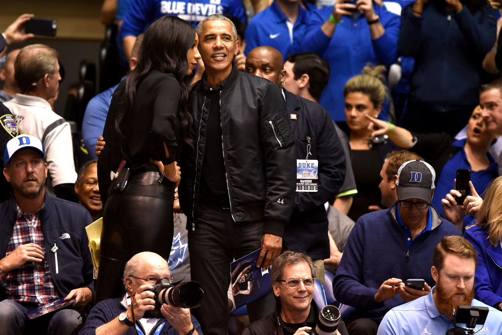 歐巴馬觀看全美大學體育聯盟男籃賽時，穿著rag & bone Manston飛行員外套，是品牌特別為美國第44任總統的他而設計的。（rag & bone提供）