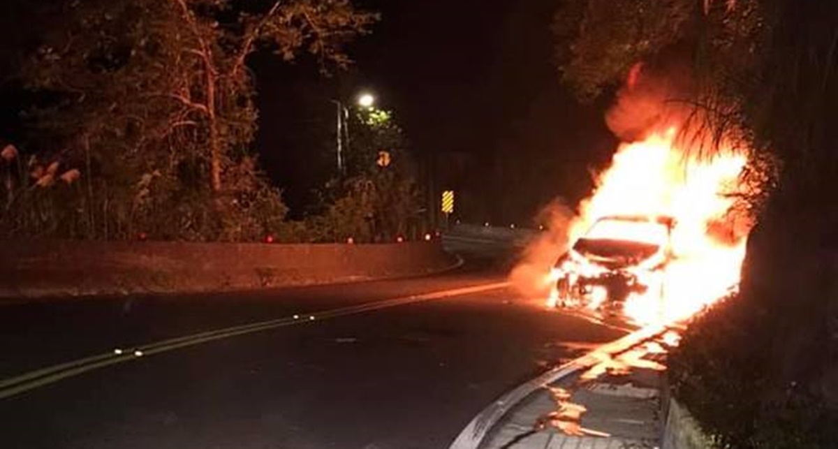 轎車撞上大貨車後瞬間起火，整輛車變成一團火球。（翻攝臉書《北宜公路追焦照》）