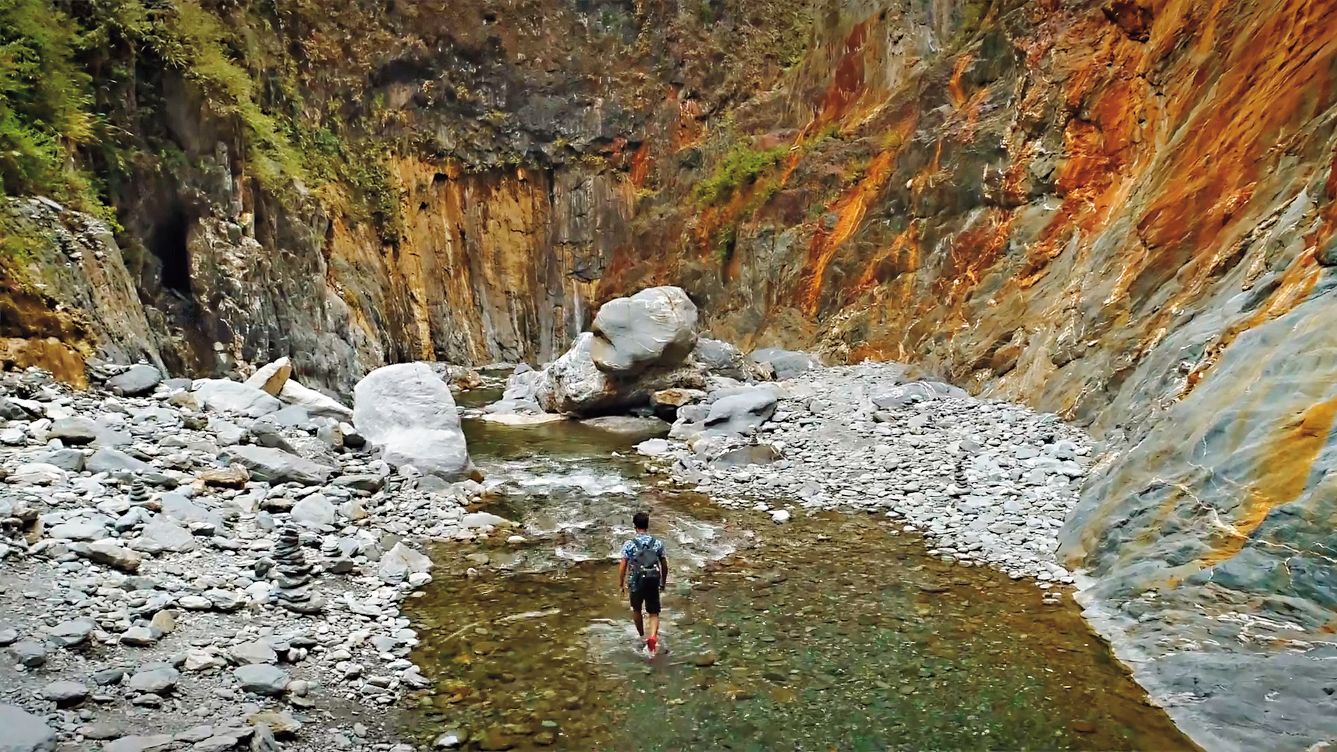 屏東霧台鄉深山中的哈尤溪溫泉以七彩岩壁聞名,絕景更奪下網路力推的「全台第一野溪祕境」。(翻攝自屏東國際觀光影片)
