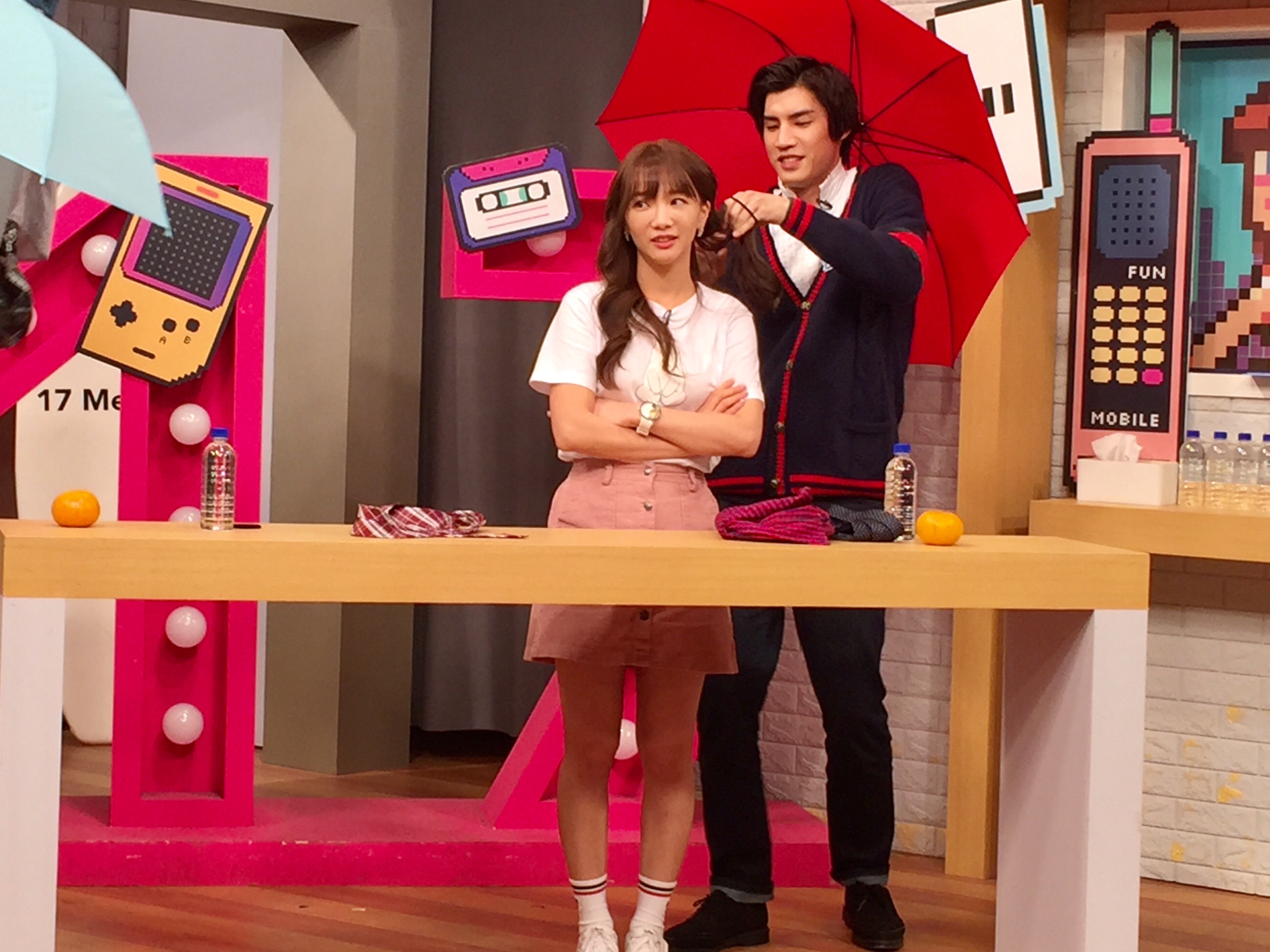 羅宏正現場闖關，一邊撐傘，一邊幫玉兔綁頭髮。（趣你的娛樂提供）