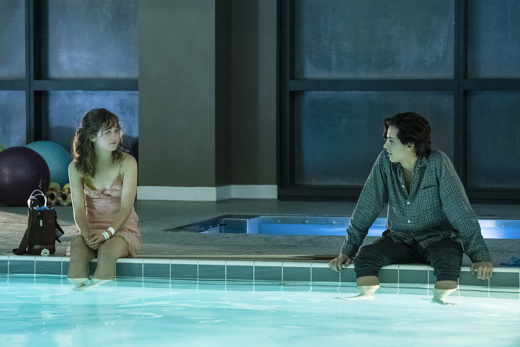 寇爾史普洛茲（右）與海莉盧理查森（左）在片中浪漫談情，卻得隨時保持六呎距離。（采昌國際多媒體提供）