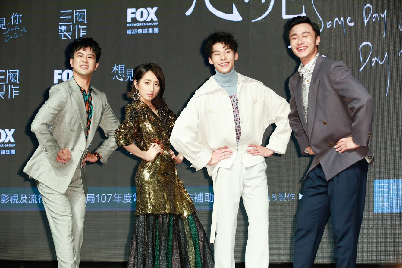 柯佳嬿（左二）愛擺名模pose，三個男演員模仿起來很搞笑。