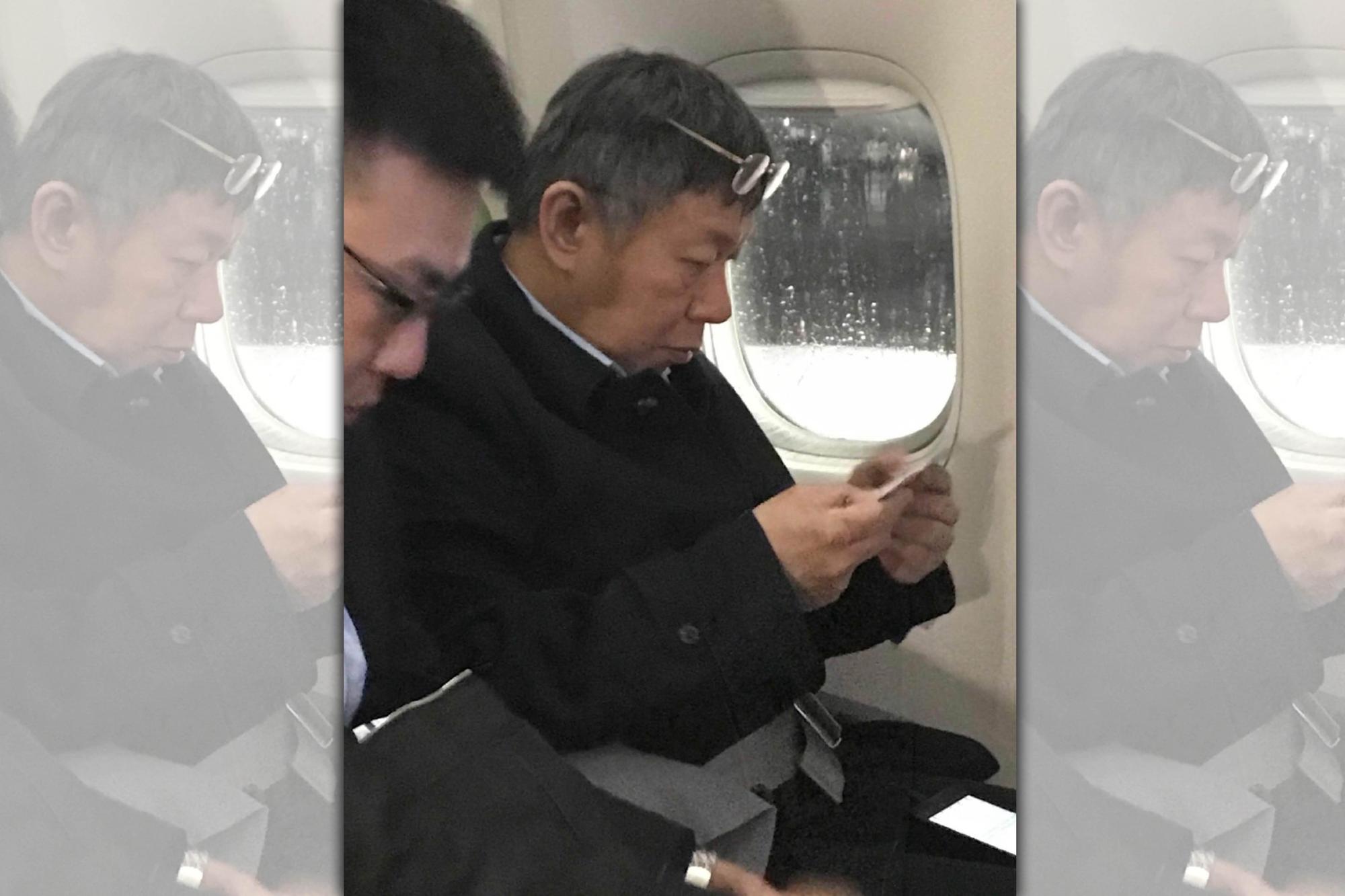 台北市長柯文哲出訪以色列,遭民眾野生捕捉搭經濟艙的畫面。(讀者提供)