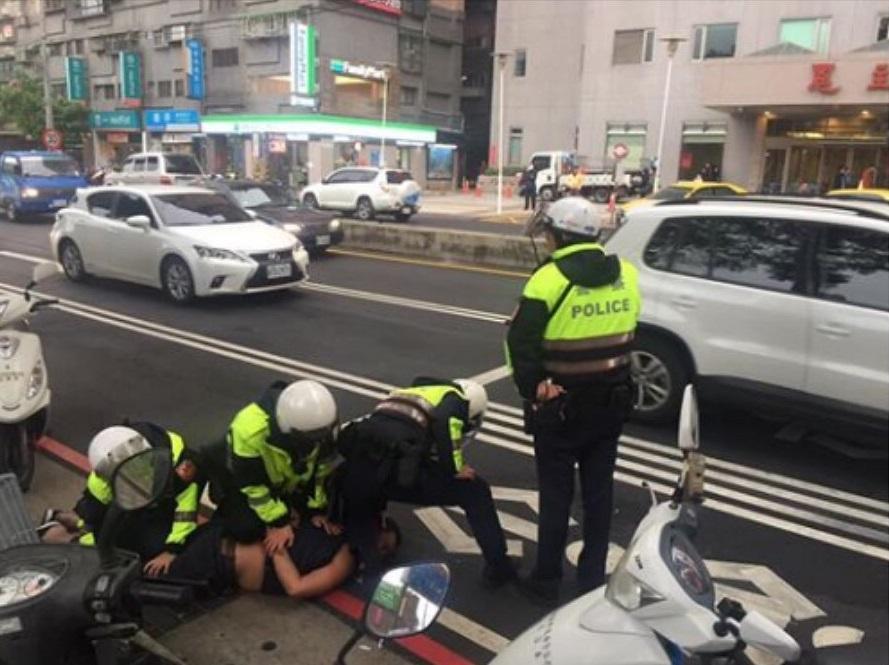 女警英勇阻止瘋狂男子的行為。（警方提供）