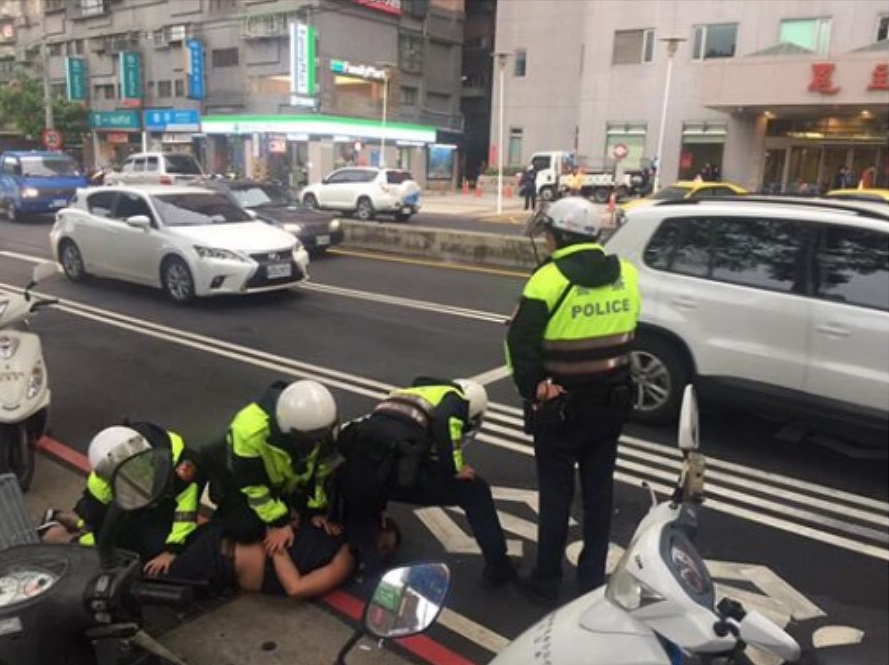 女警英勇阻止瘋狂男子的行為。（警方提供）