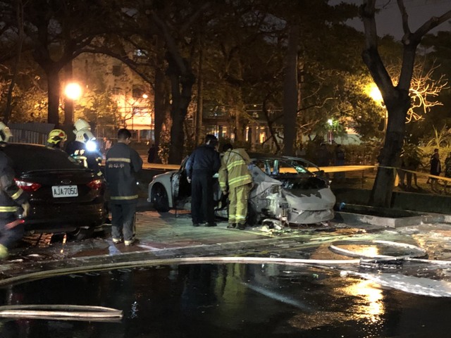 價值百萬的油電車被燒得面目全非。（翻攝畫面）