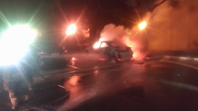 駕駛點菸卻造成車輛爆炸起火。（翻攝畫面）