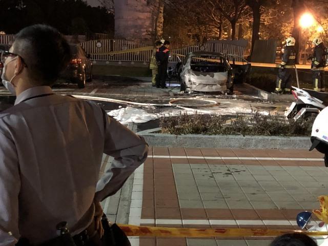 警消人員撲滅火勢後，在現場勘驗。（翻攝畫面）
