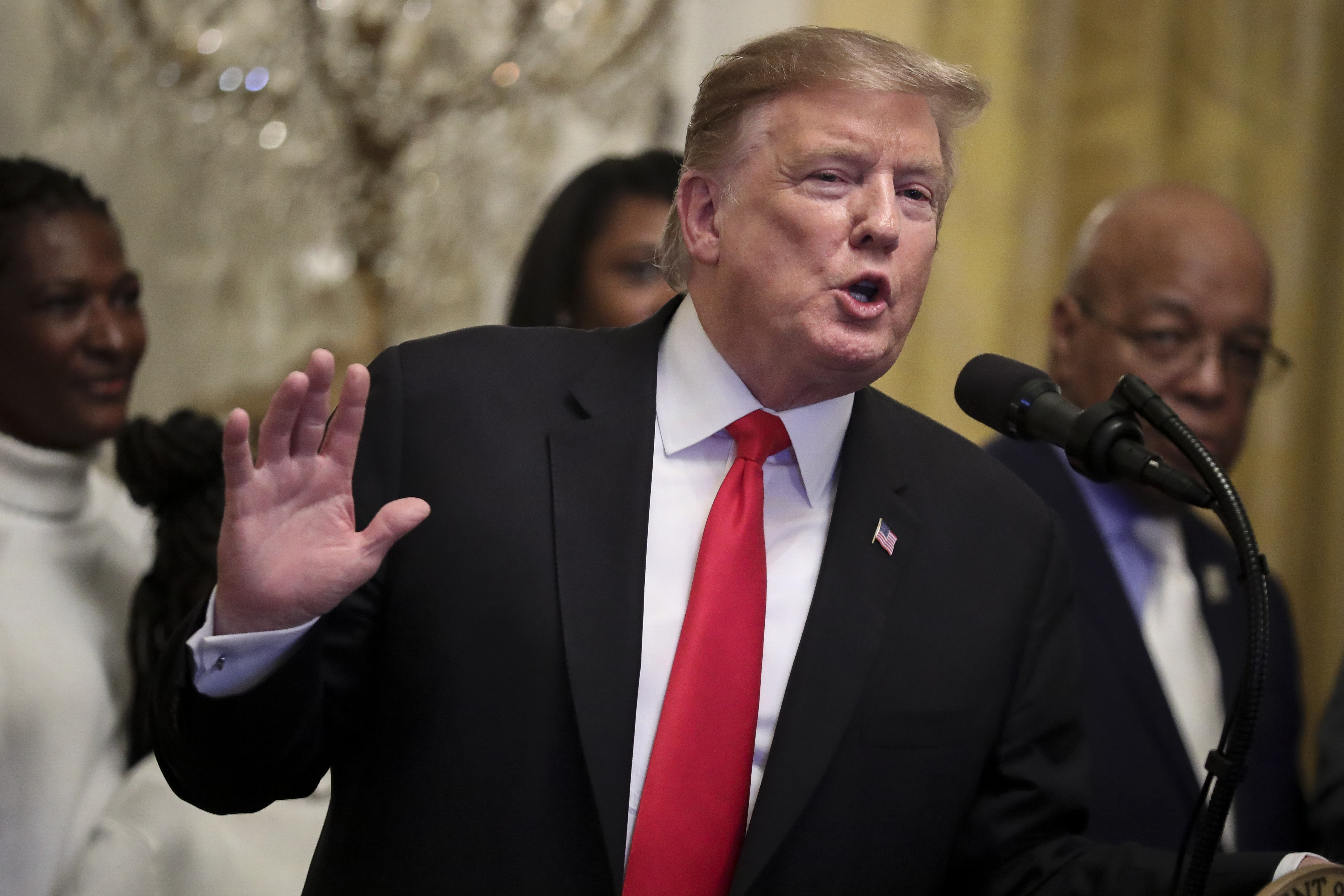 與川普對嗆已經過時了,最新的酸川普方法就是選他當金酸莓最爛男主角。(東方IC)