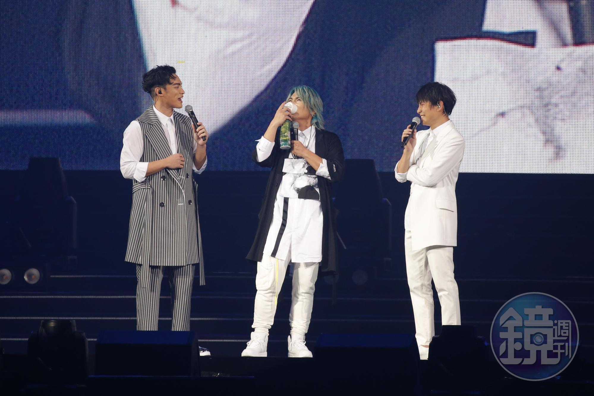 擁有豐富主持經驗的3人萬哏齊發,在演唱會上也超愛互虧,製造不少笑料。