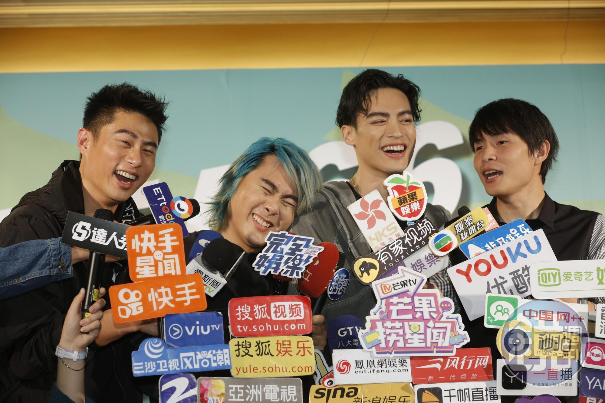 王仁甫既忘詞又在舞台上摔倒,糗到靠在許孟哲的肩頭大笑。