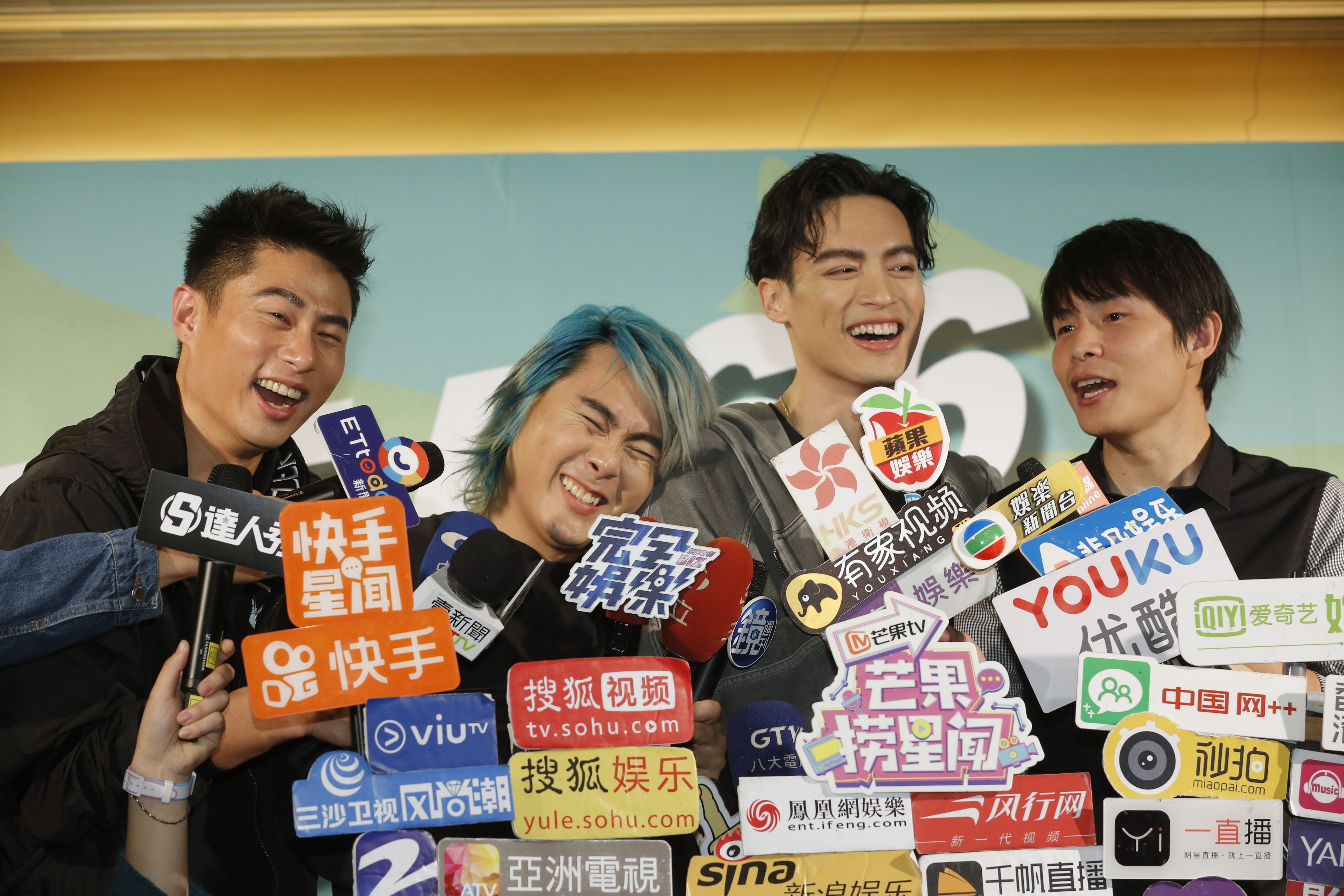 王仁甫既忘詞又在舞台上摔倒,糗到靠在許孟哲的肩頭大笑。