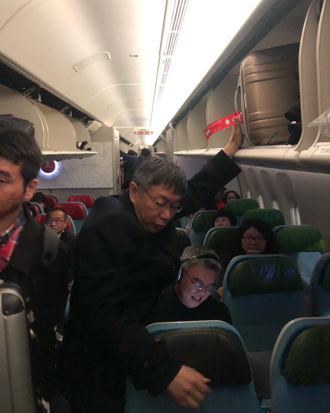 登機後柯文哲自己搬行李。(取自柯昱安instagram)