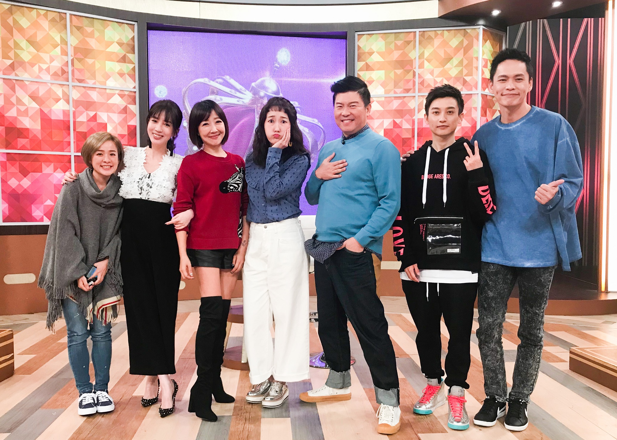 張艾亞（左二）自嘲是3C白癡，手機從不備份，結果資料都沒保存，但她卻很會利用網路辦案，果然查出男友劈腿。  （衛視中文台提供）