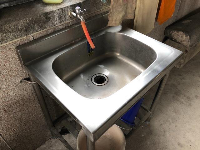 劉女疑似就是在這處水槽淹死男嬰。(翻攝畫面)