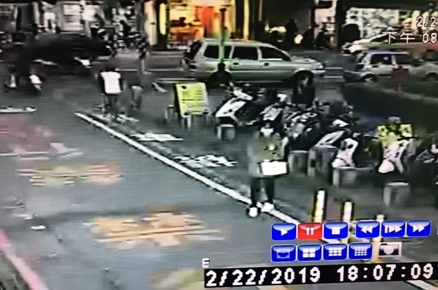 林女犯案前已戴好口罩、穿風衣，又步行一大段距離。（翻攝畫面）