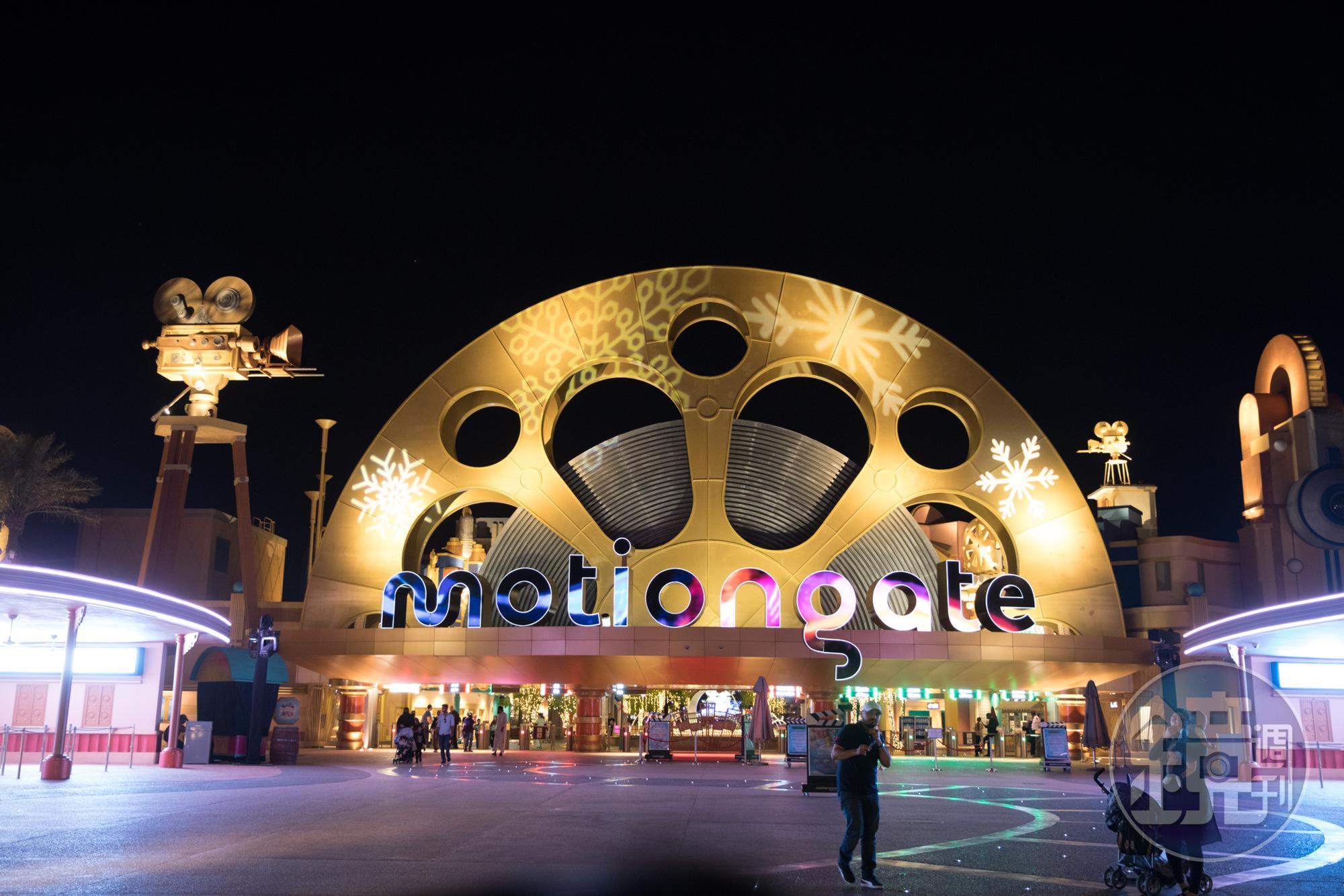 杜拜的「Dubai Parks and Resorts」將世界三大遊樂園齊聚一堂,源自好萊塢的「快門樂園」,以電影膠捲造型打造大門,主題非常明確。