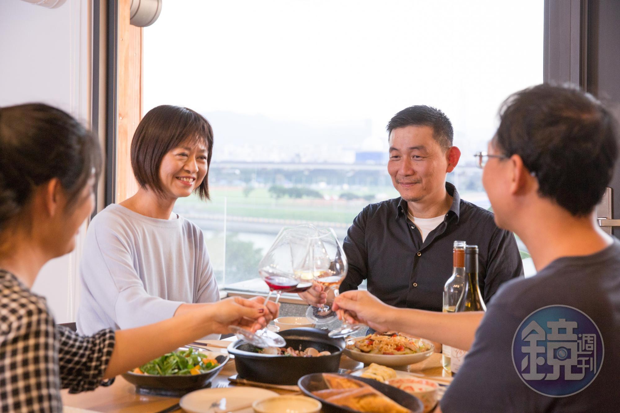 葡萄酒專家林裕森(右2)「清酒櫃」,搭配作家葉怡蘭(右3)「清冰箱料理」,組合出日常餐桌的活潑氣息。