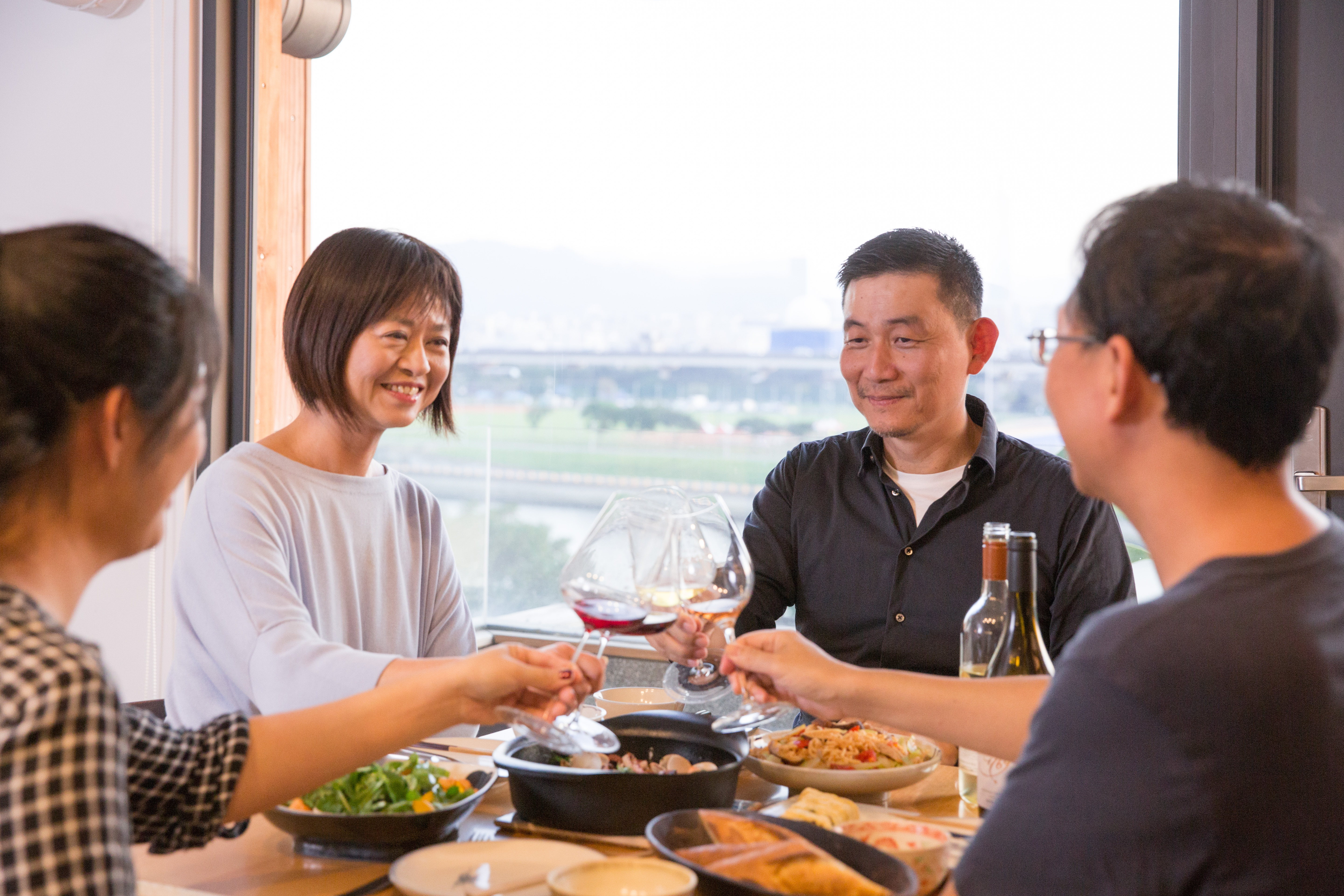 葡萄酒專家林裕森（右2）「清酒櫃」，搭配作家葉怡蘭（右3）「清冰箱料理」，組合出日常餐桌的活潑氣息。