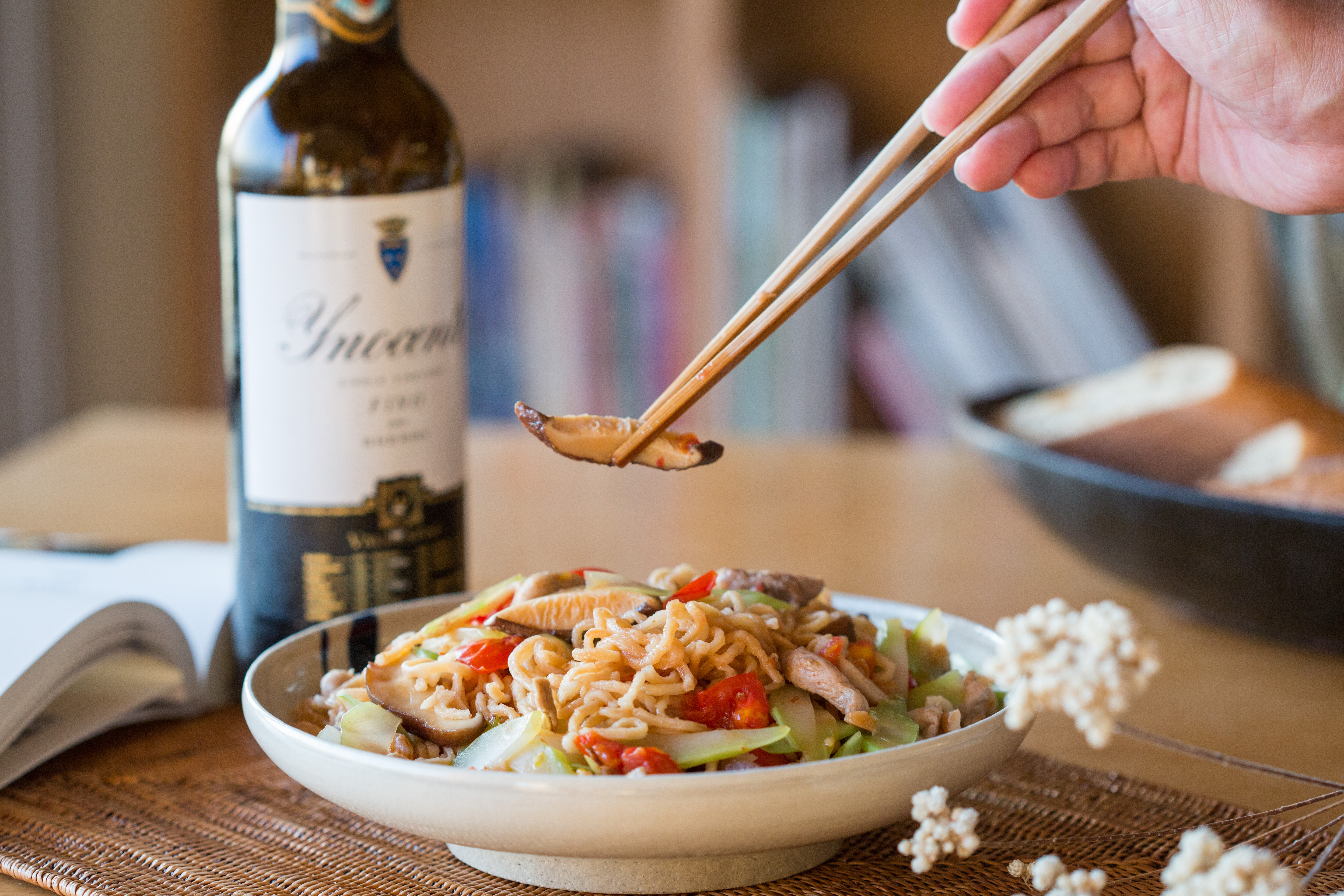 想為好友林裕森做一道他沒吃過的家常料理，府城女兒葉怡蘭端出有台南風味的「番茄豬肉香菇蝦米大心芥菜炒意麵」。