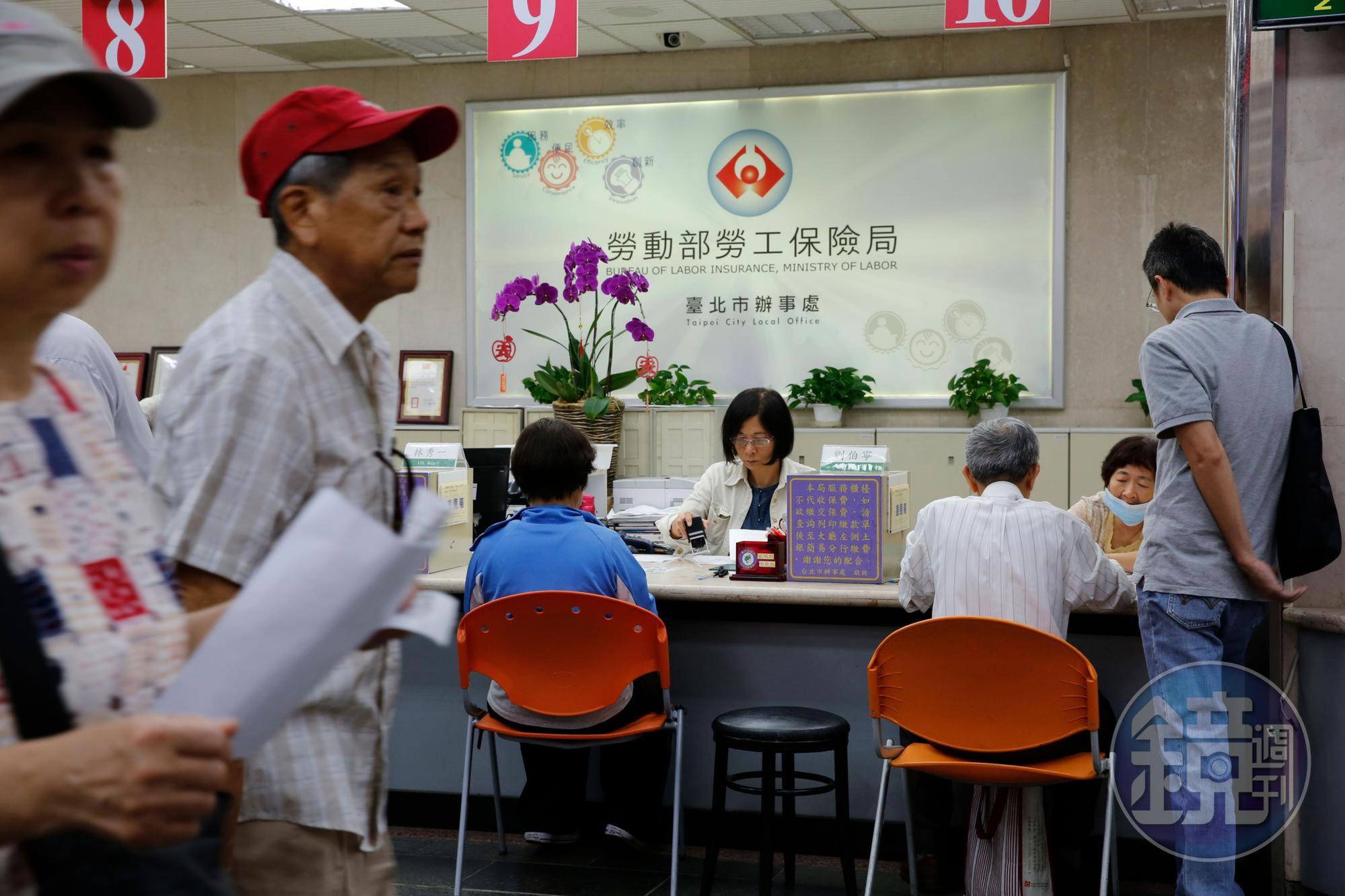 勞保年金遲遲未改革,破產年限再傳恐推近至7年後的2026年。