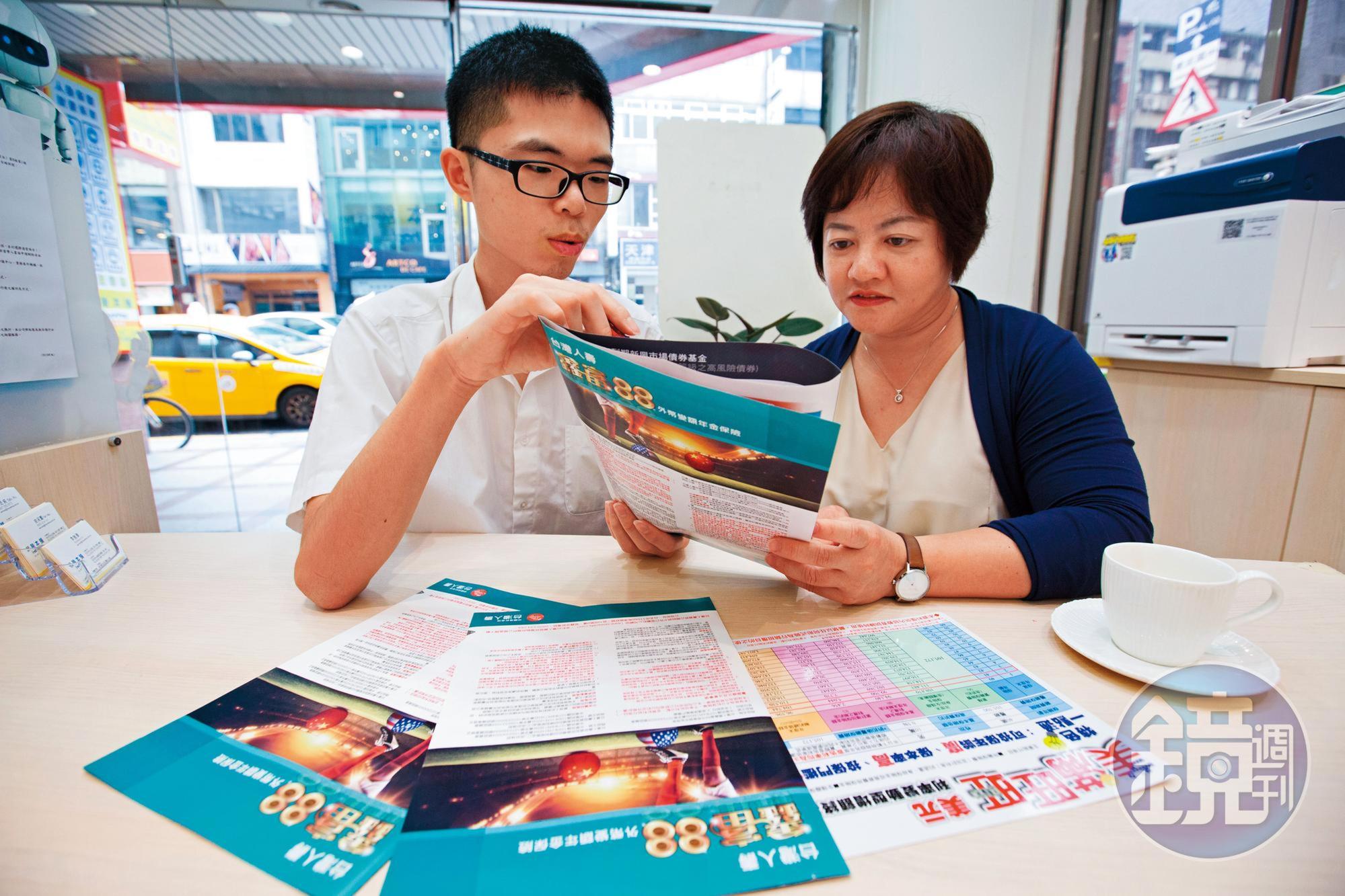 變額年金險即投資型保單,除了自己選標的,也有委託專業團隊代操的選項。