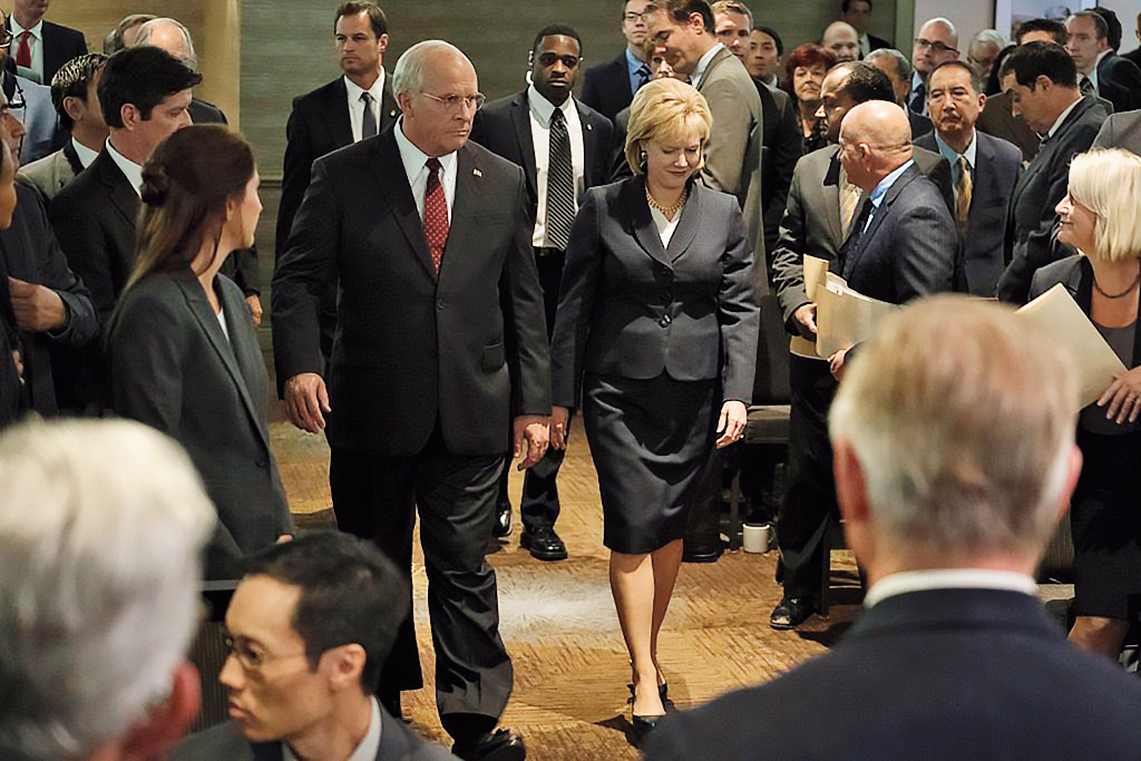 《為副不仁》描寫美國前副總統錢尼玩弄權術的故事，電影火力全開諷刺歷史，情節飽滿演員也有發揮。（車庫娛樂提供）