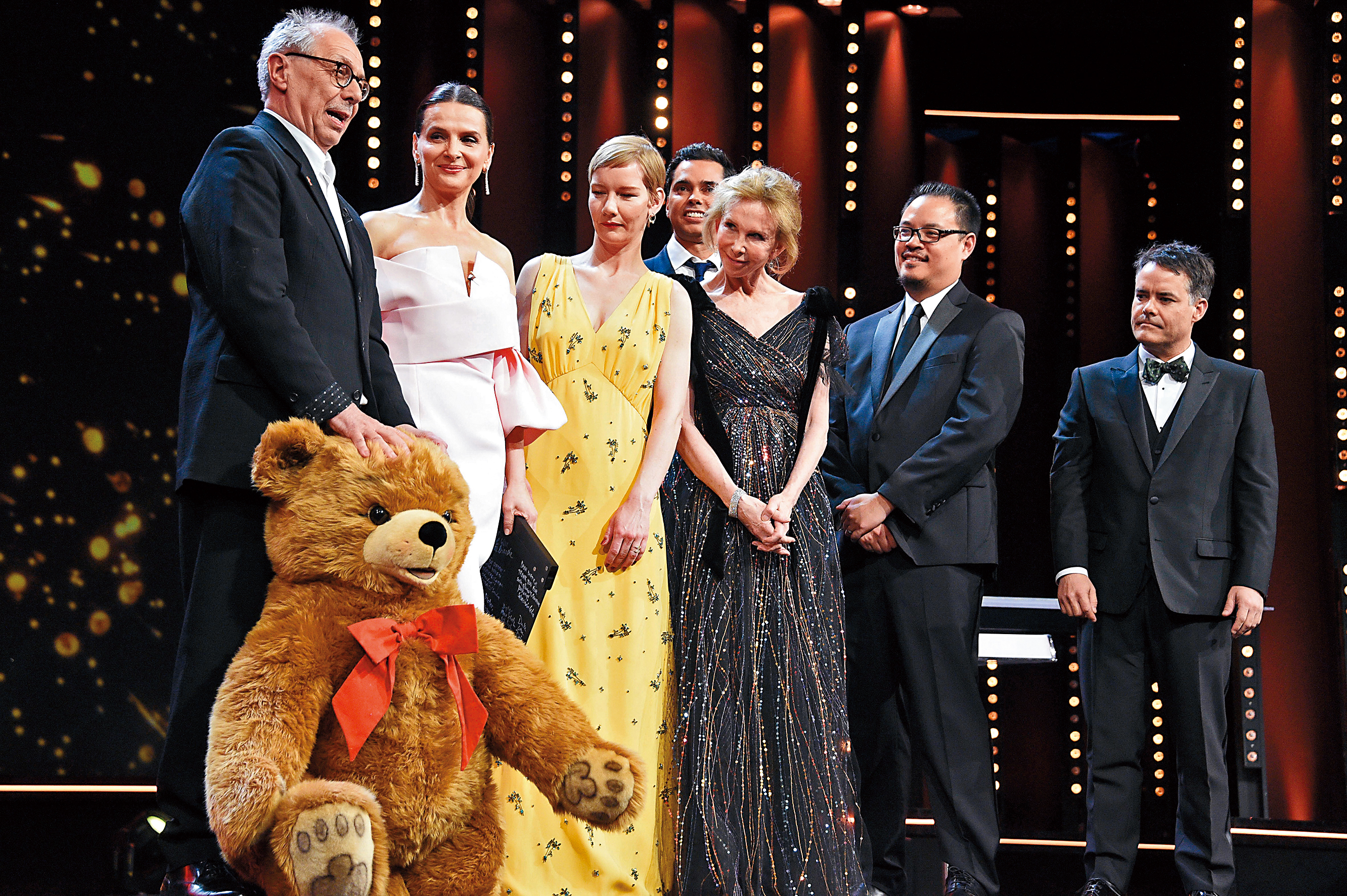 柏林影展主席迪特寇斯利克（左一）將交棒，評審團主席、法國女星茱麗葉畢諾許（左二）和其他成員送他一隻熊布偶做紀念。（東方IC）