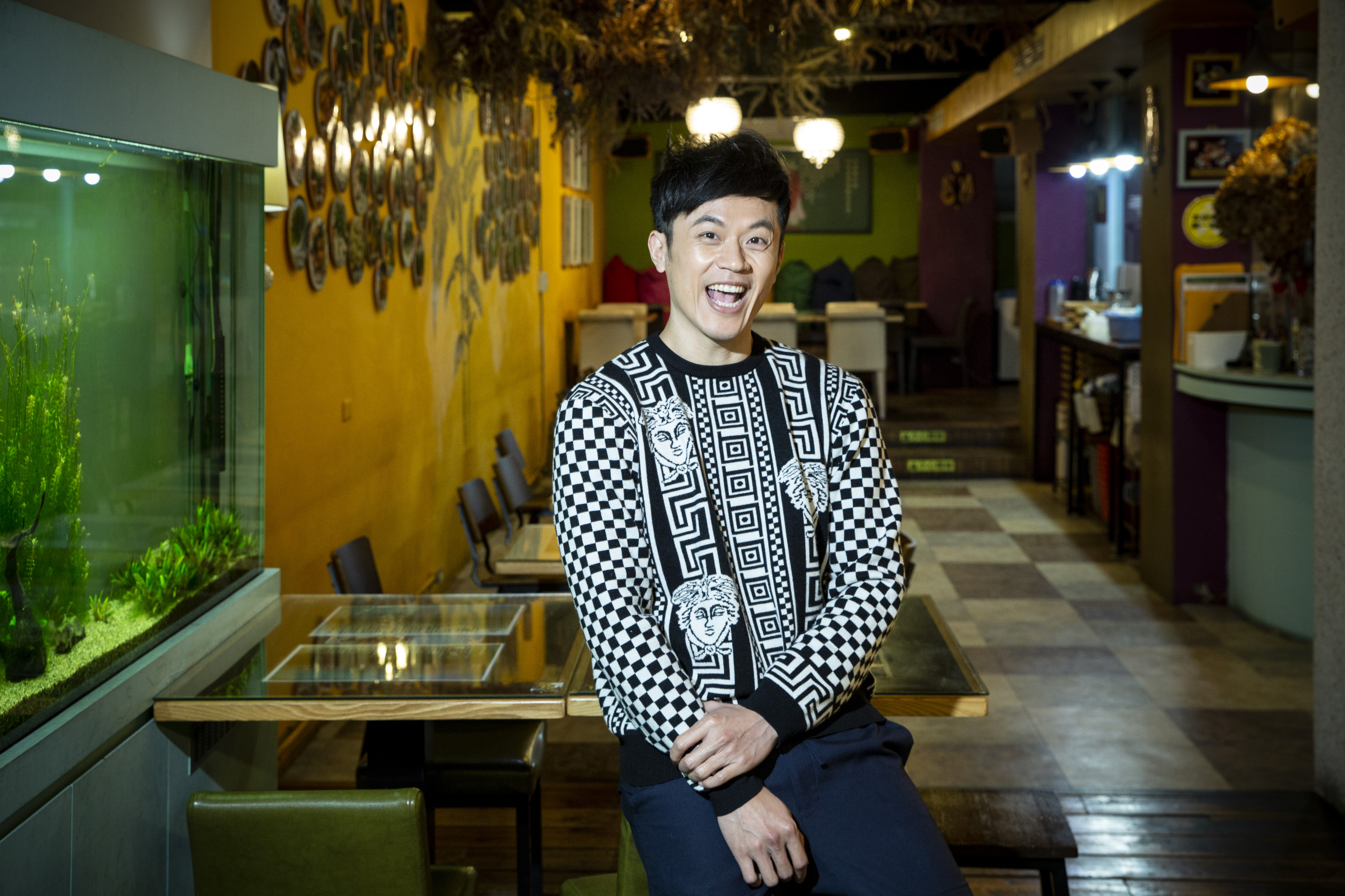 陳嘉行的餐廳經營得不錯，他常趁空檔在餐廳裡讀書。