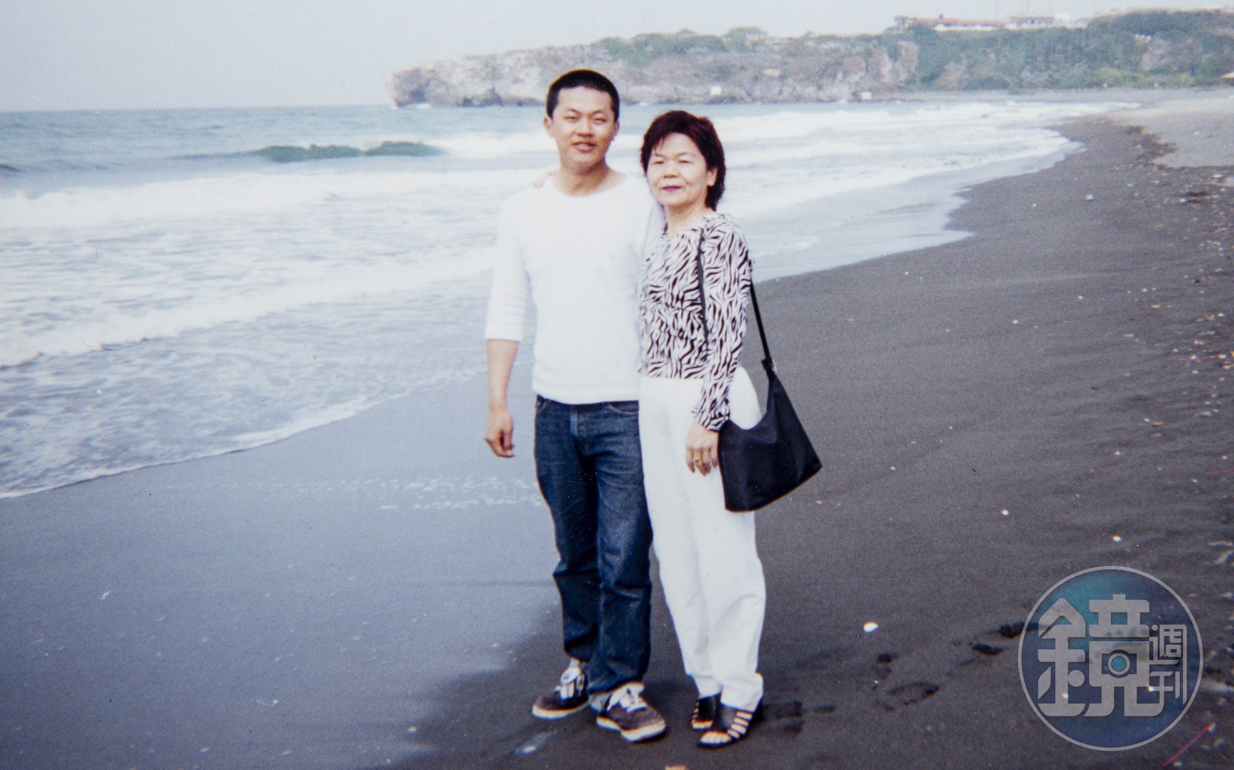陳嘉行當兵放假時跟媽媽環島旅行，當時他身材略胖，也不懂得打扮。（陳嘉行提供）