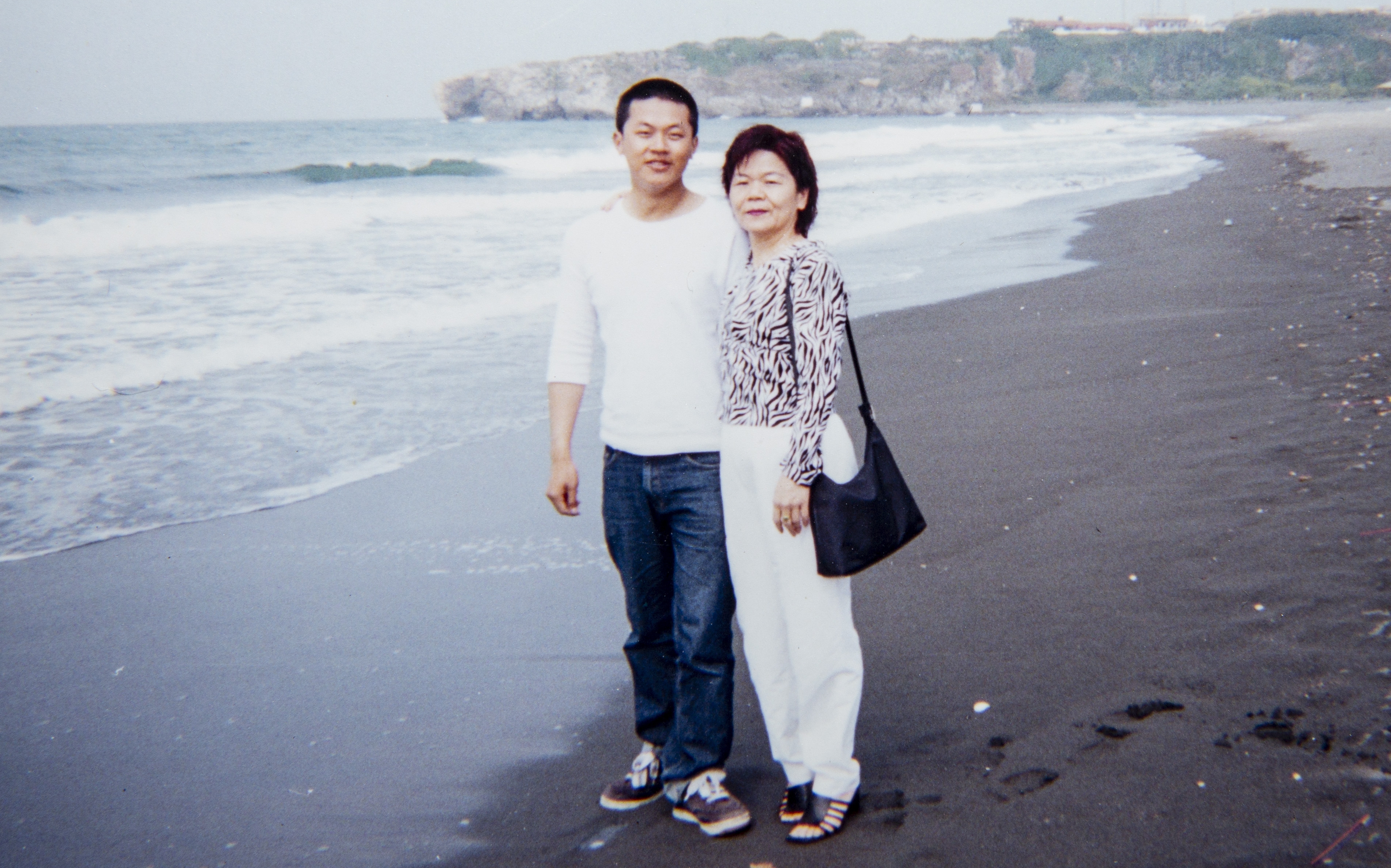 陳嘉行當兵放假時跟媽媽環島旅行，當時他身材略胖，也不懂得打扮。（陳嘉行提供）