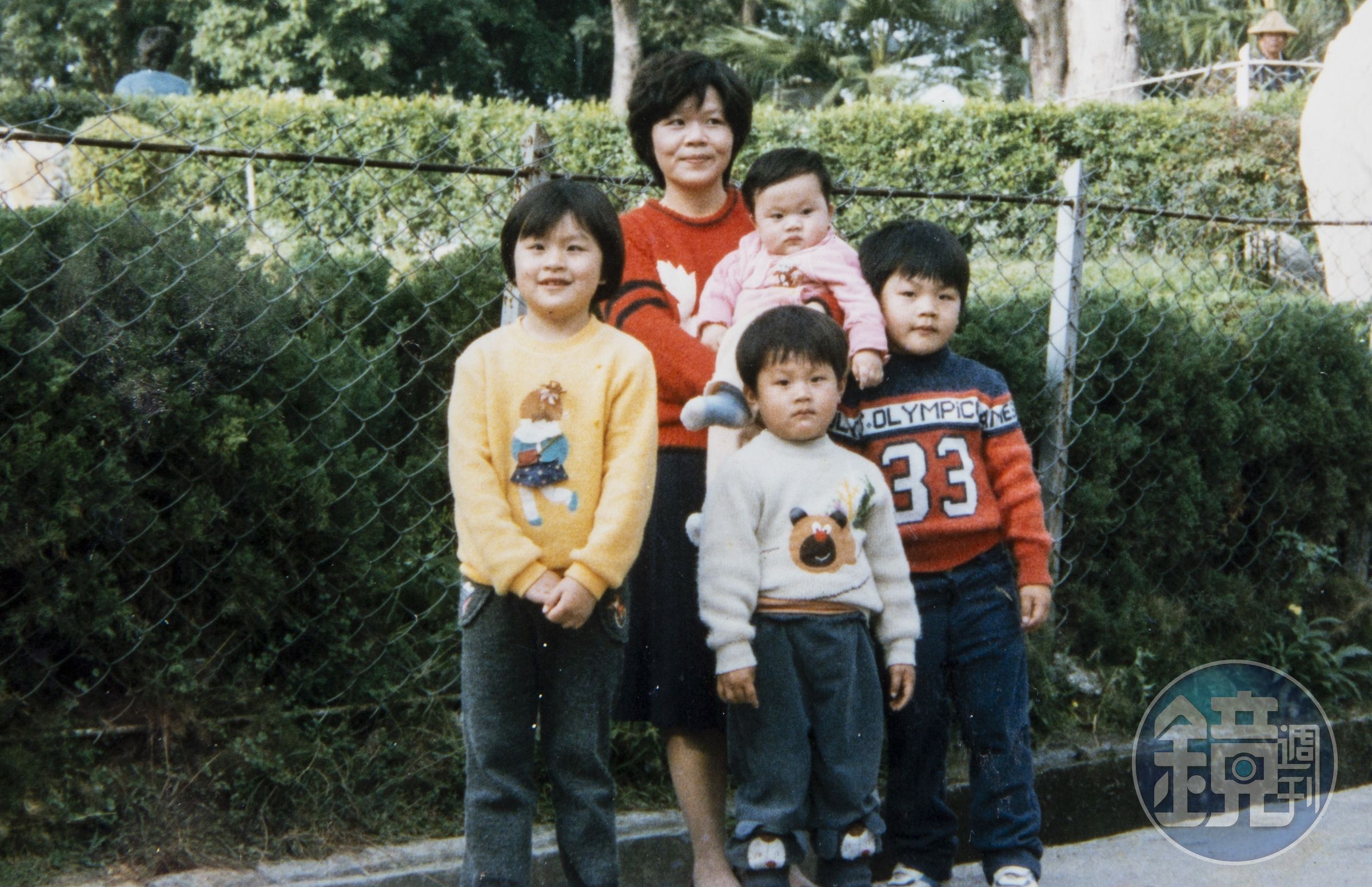陳嘉行童年去監獄探望父親後，媽媽帶著小孩順道到台中公園玩的留影。（陳嘉行提供）