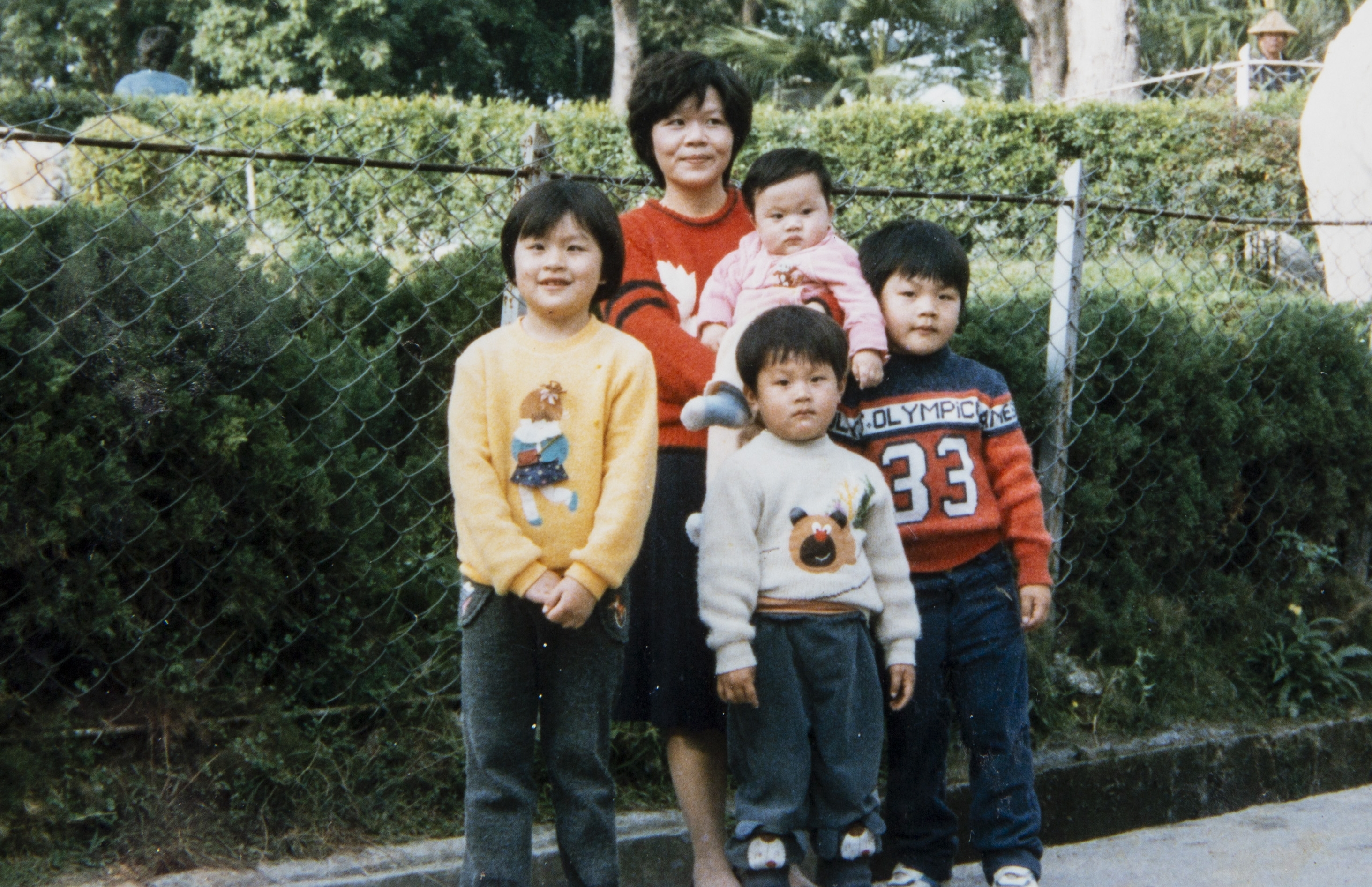 陳嘉行童年去監獄探望父親後，媽媽帶著小孩順道到台中公園玩的留影。（陳嘉行提供）