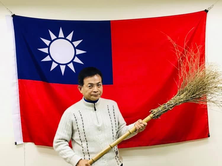 賴士葆在粉專貼出和掃帚的合照。（翻攝自賴士葆粉絲專頁）