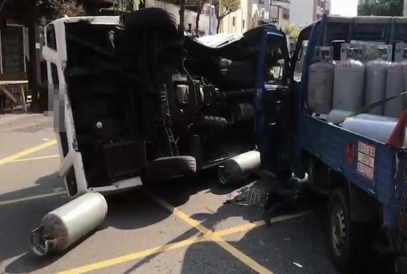 護理之家廂型車小貨車擦撞翻覆，瓦斯桶砸地嚇壞居民。（消防局提供）