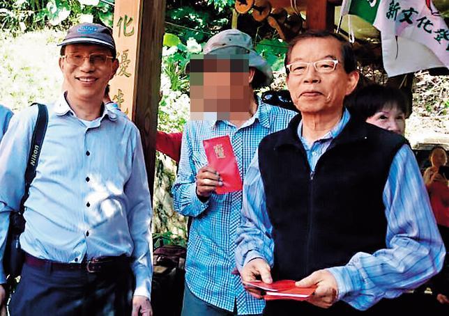 鄭世曜曾是駐日代表謝長廷擔任立委時的助理，常貼出與謝出席活動的照片。（翻攝鄭世曜臉書）