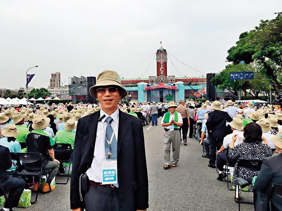 鄭世曜在農曆過年期間不斷透過LINE傳訊給正妹黨工，以介紹工作為由邀約見面。（翻攝鄭世曜臉書）