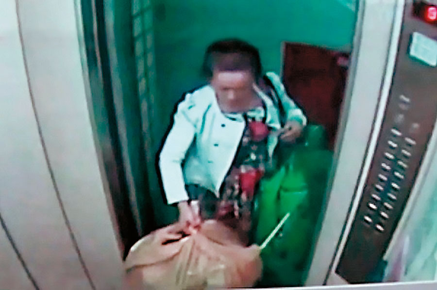 蛇蠍女黃靖雯進入電梯，回到住處準備行凶的錄影畫面。（翻攝畫面）