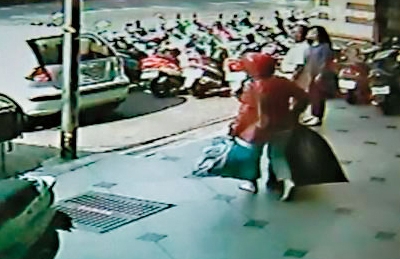 監視器錄到黃靖雯提著大型提袋畫面，警方事後得知，裡面裝著屍塊。（翻攝畫面）