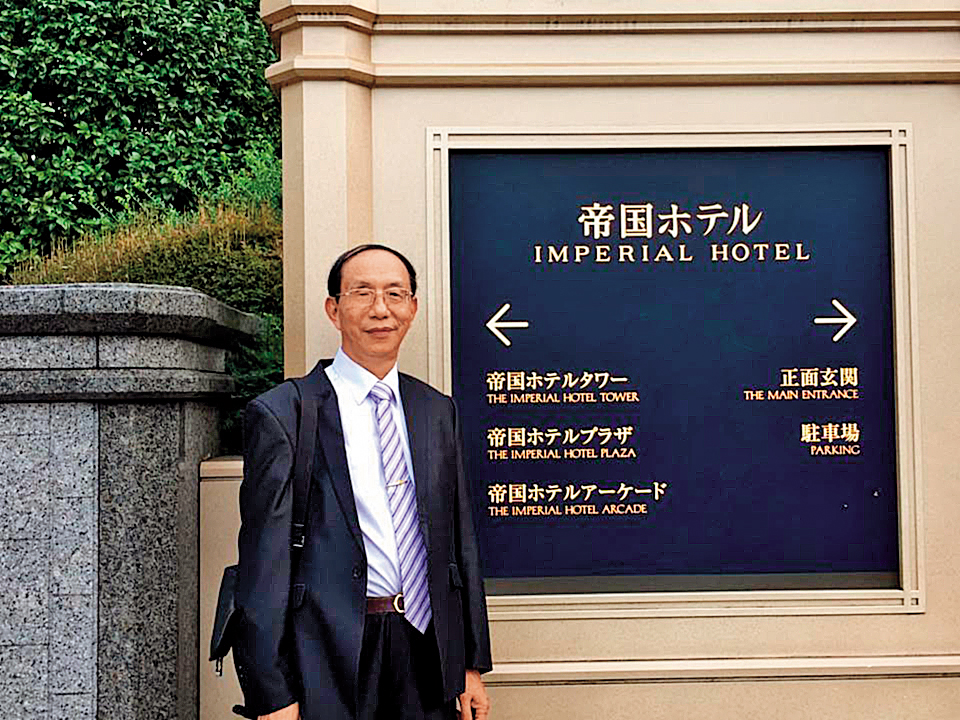 鄭世曜是台灣長工會成員，曾赴日旅遊並順道拜訪謝長廷，還在知名的帝國飯店前拍照留念。如今涉及正妹黨工猥褻案。（翻攝鄭世曜臉書）