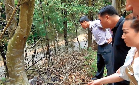 黃靖雯（右）坦承犯案，帶領警方到棄屍、焚屍地點，才找到殘缺燒焦的屍塊。（翻攝畫面）