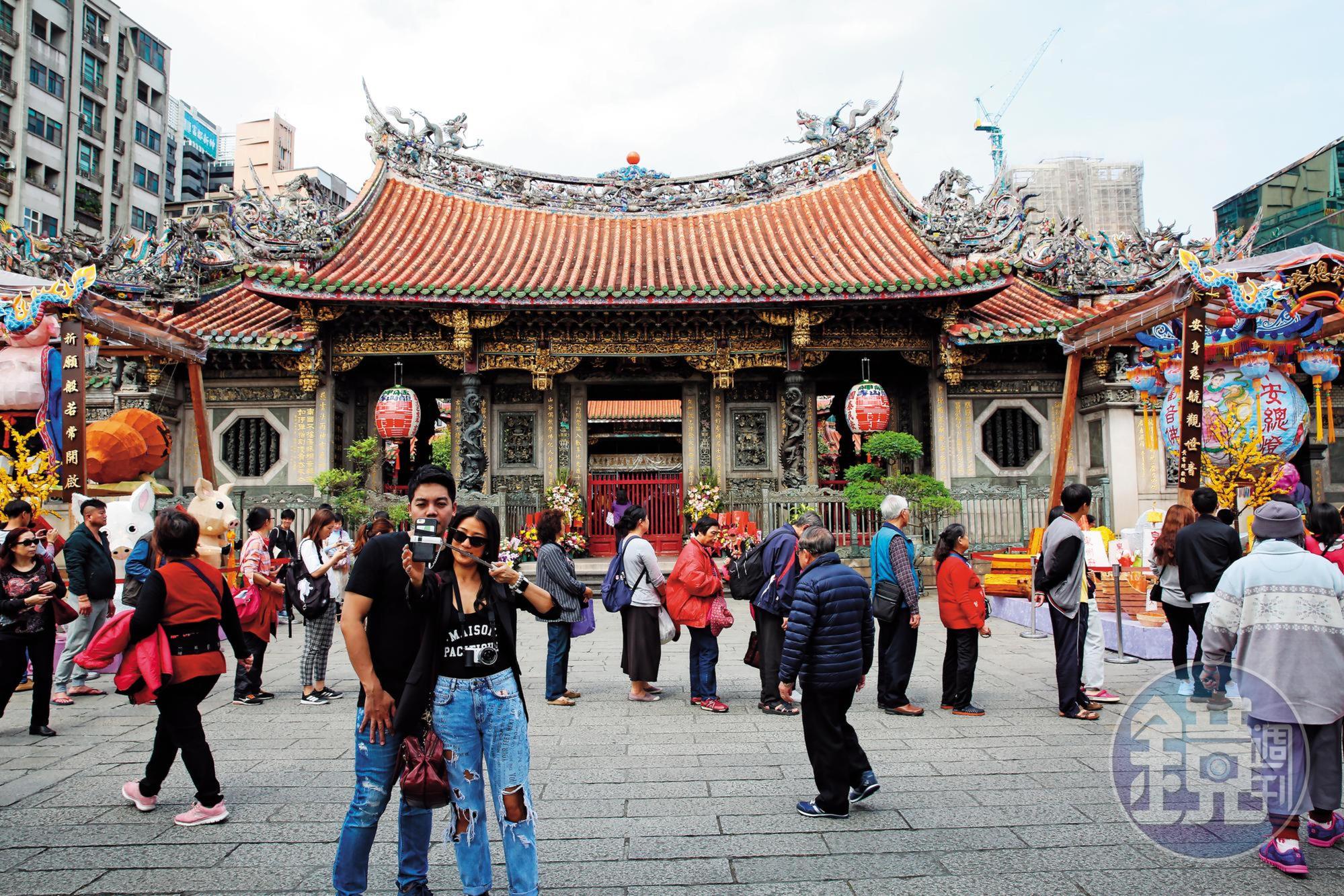 龍山寺是台北市西區重要廟宇,也是外國觀光客常到訪的旅遊景點,去年11月文化部已公告為國定古蹟。