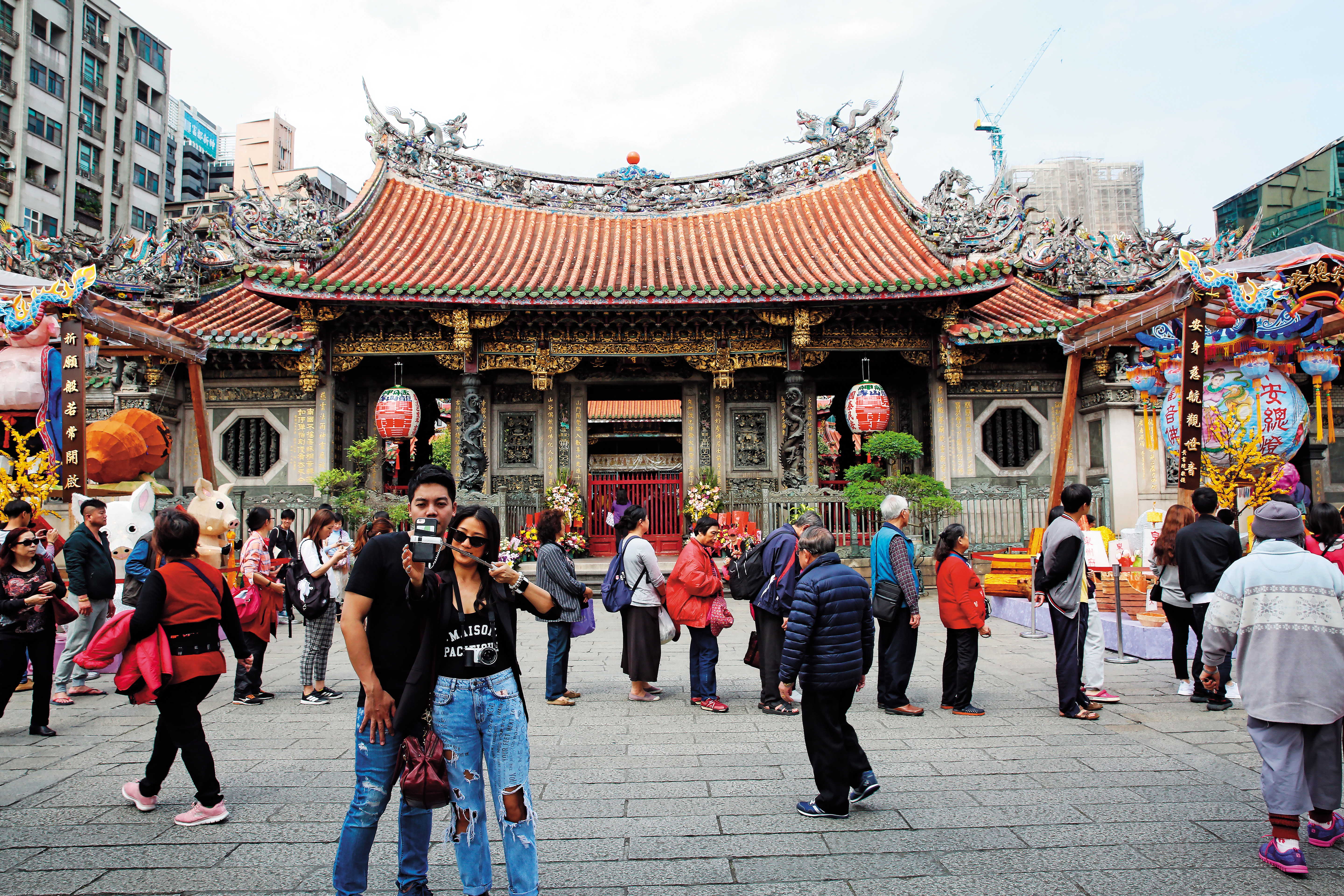 龍山寺是台北市西區重要廟宇，也是外國觀光客常到訪的旅遊景點，去年11月文化部已公告為國定古蹟。