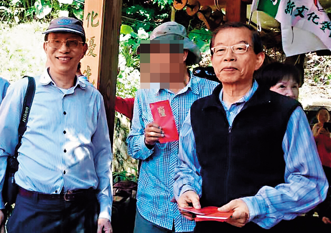鄭世曜曾是駐日代表謝長廷擔任立委時的助理，常貼出與謝出席活動的照片。（翻攝鄭世曜臉書）