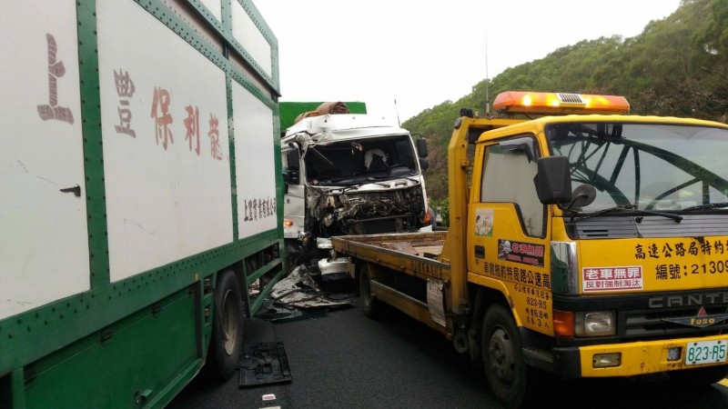 現場3輛大貨車撞在一起。(警方提供)