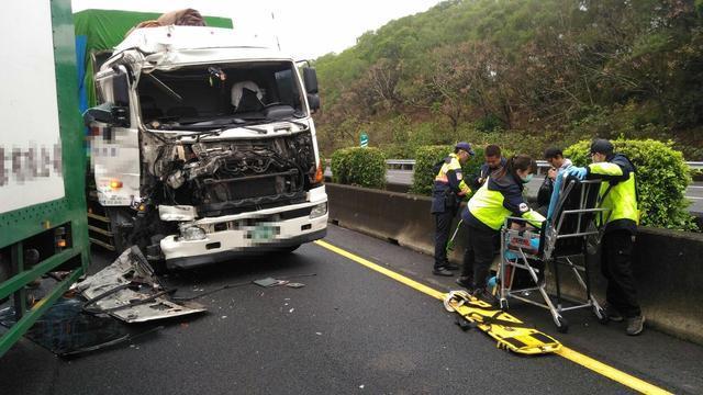 遭追撞的第二輛大貨車車頭全毀。(警方提供)