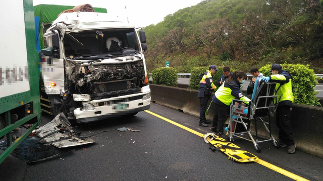遭追撞的第二輛大貨車車頭全毀。(警方提供)